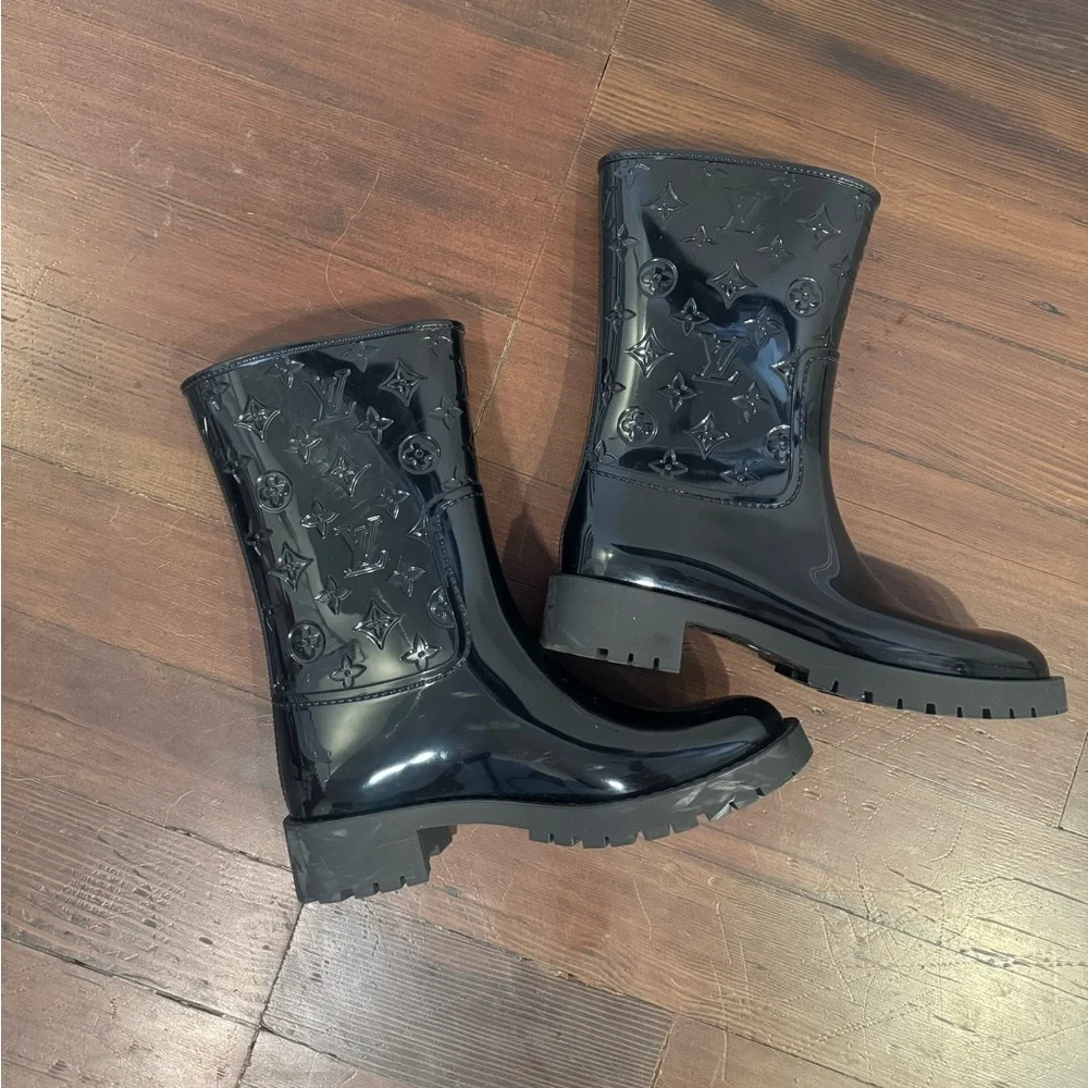 Louis Vuitton authentic rain boots   size 37  worn twice light scuffs on soles